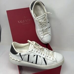 VALENTINO GARAVANI 39.5 Calfskin VLTN Rockstud Open Sneakers White